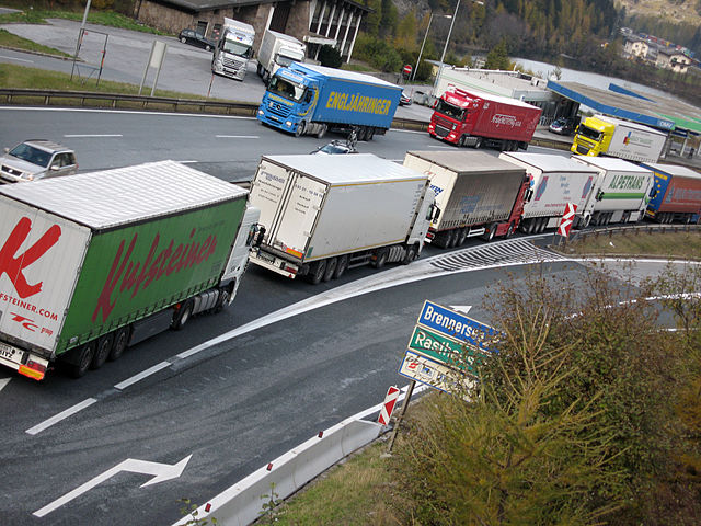 Truck Platooning Makes Leaps in Safety, Cleanliness, and Efficiency